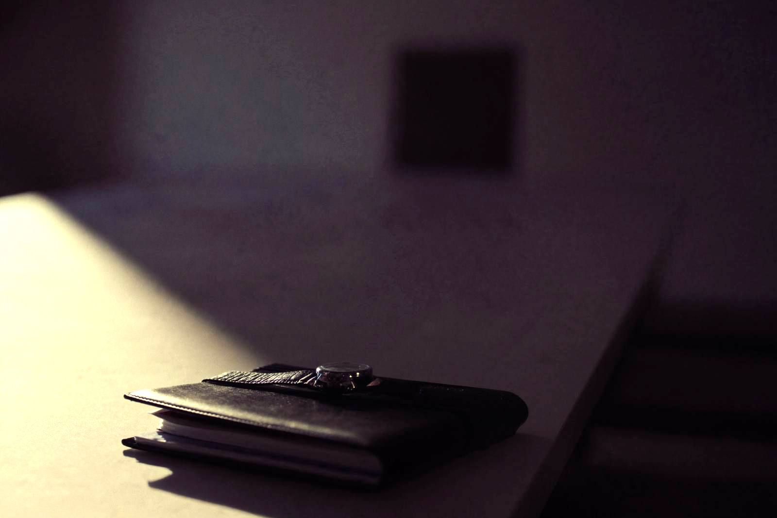 Agenda fermé et montre-bracelet sur une table de conférence